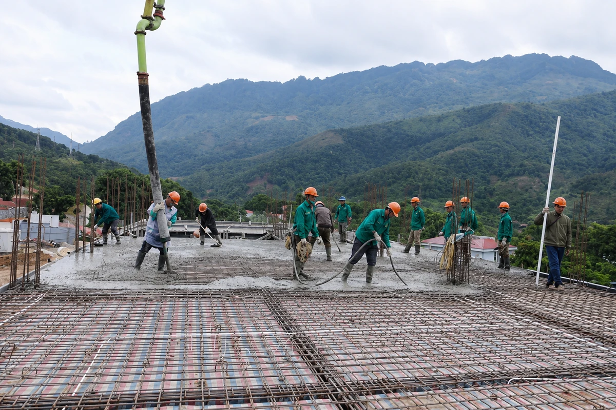 Công trình sau lễ cất nóc đang được tiếp tục thi công và hoàn thiện các hạng mục xây dựng