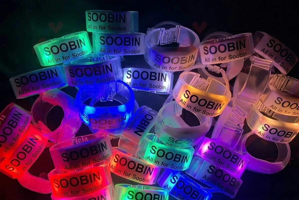 Cận cảnh các vòng tay phát sáng led có in chữ SOOBIN nhiều màu sắc rực rỡ