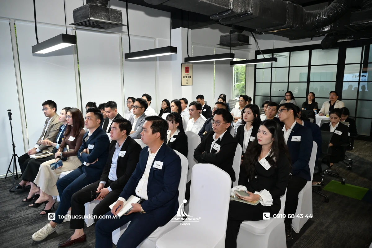oàn cảnh khách mời tập trung lắng nghe diễn giả tại workshop
