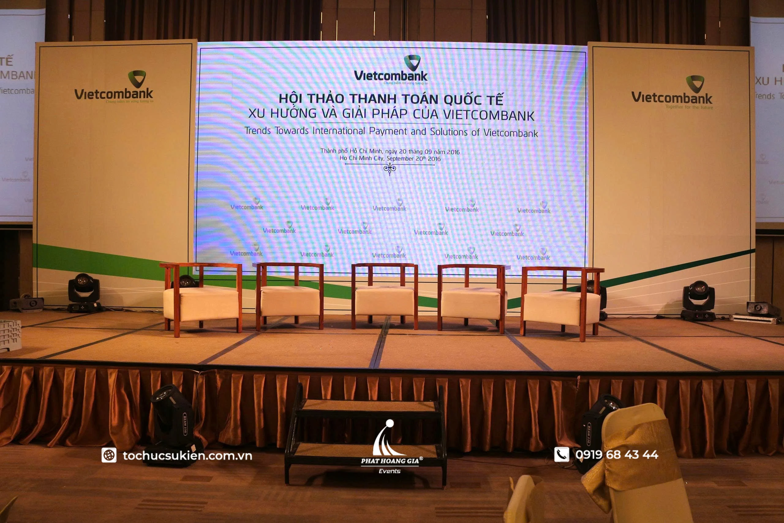 Ghế sofa đơn sự kiện được bố trí trên sân khấu hội thảo dành cho diễn giả và khách mời