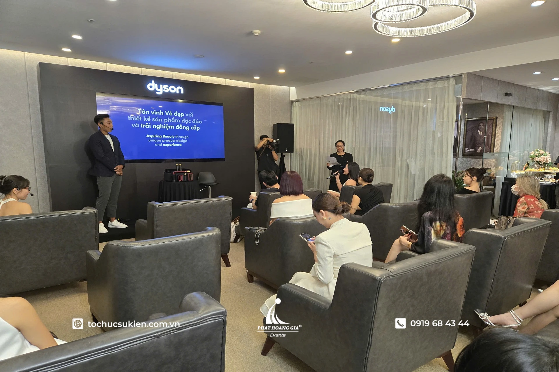 Ghế sofa đơn được bố trí trong không gian hội thảo dành cho khách tham dự