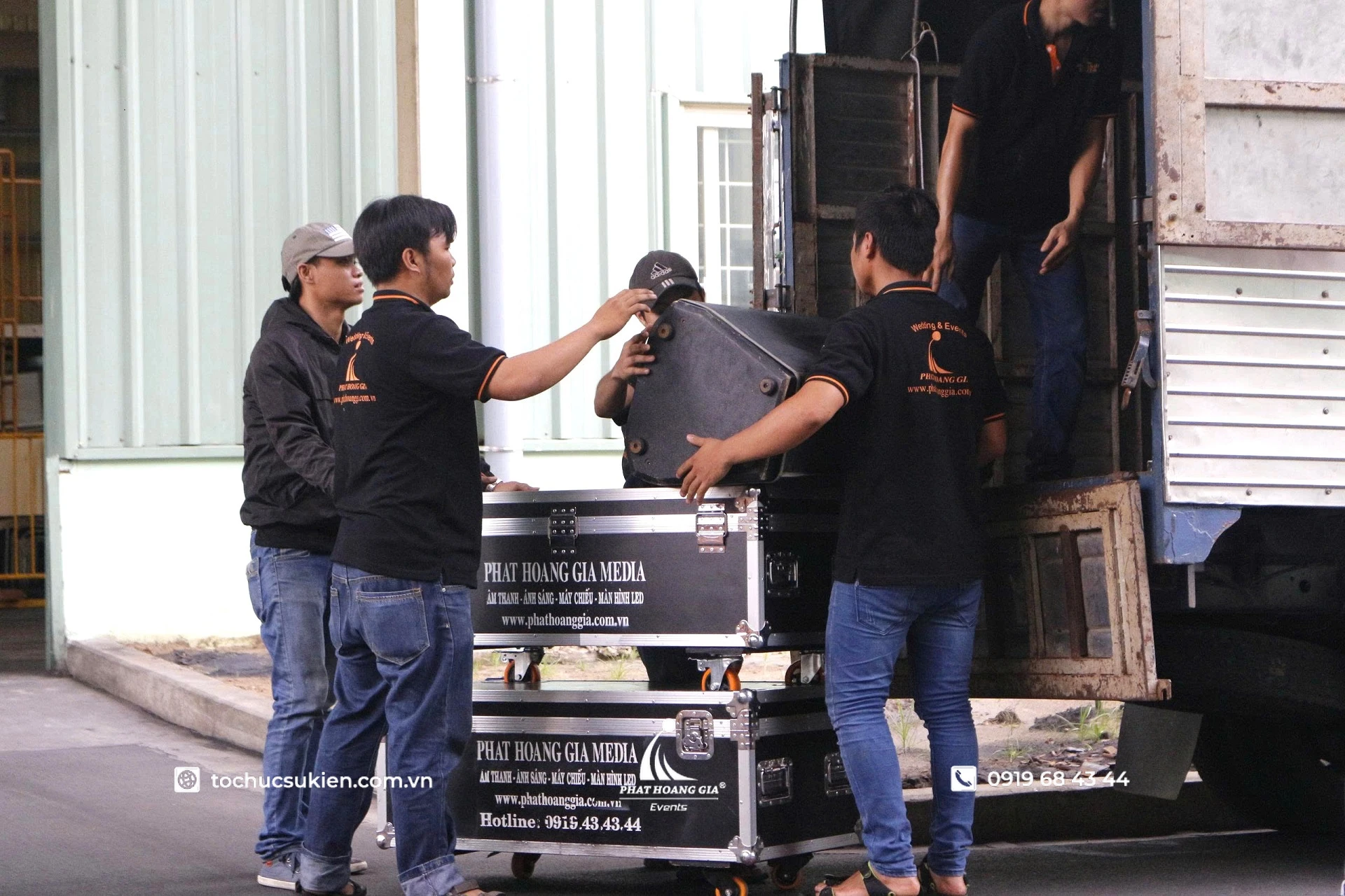 Ekip kỹ thuật vận chuyển thiết bị đến venue để chuẩn bị cho chương trình sự kiện