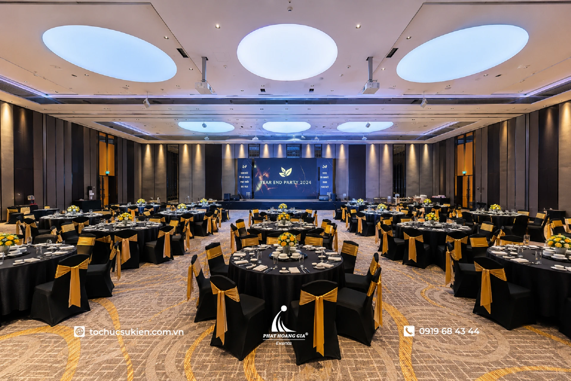 Toàn cảnh nhà hàng tổ chức Year End Party cuối năm với tone vàng đen sang trọng