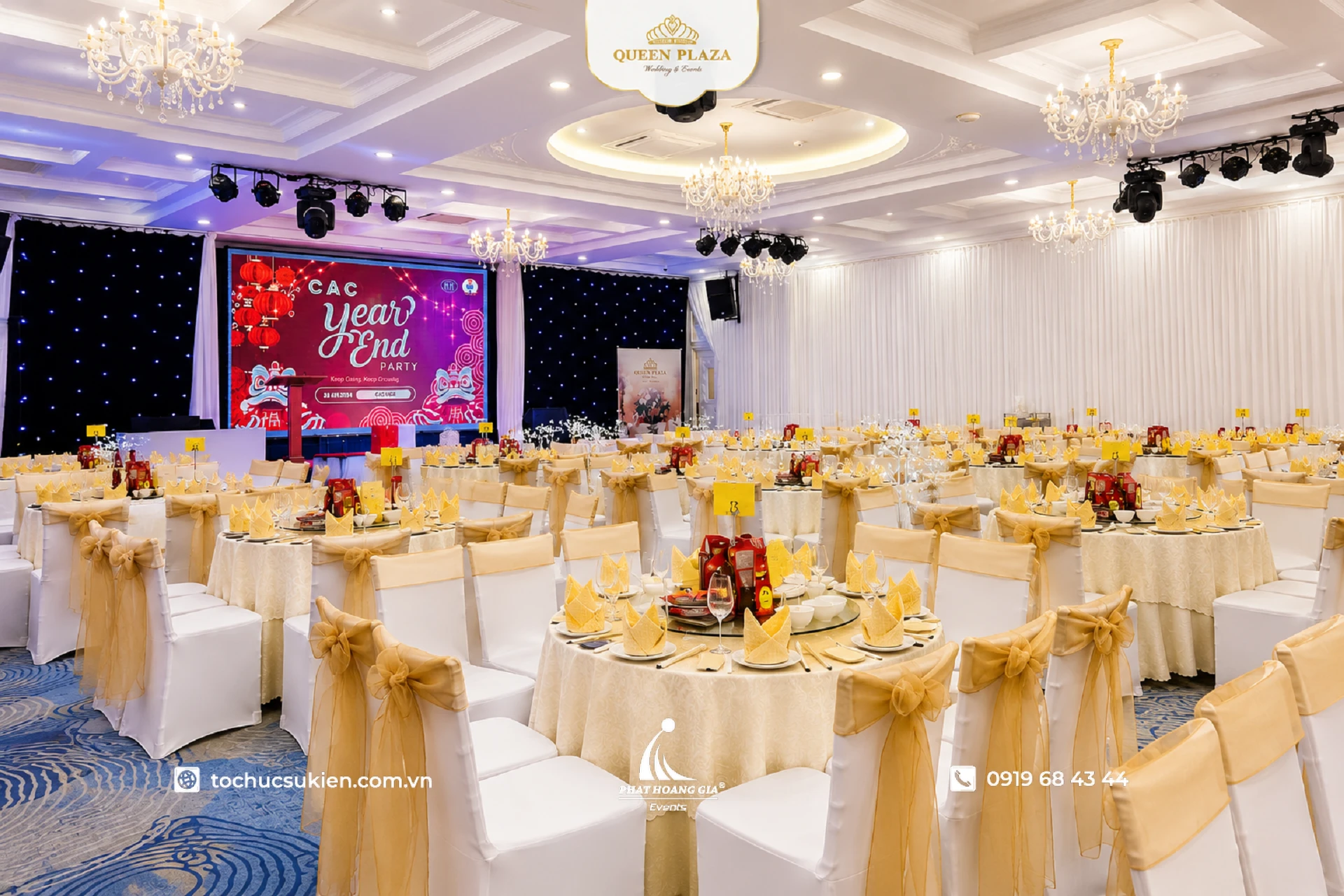 Hội trường nhà hàng tổ chức tiệc Year End Party với sân khấu màn hình LED, bàn tiệc tròn và không gian sang trọng