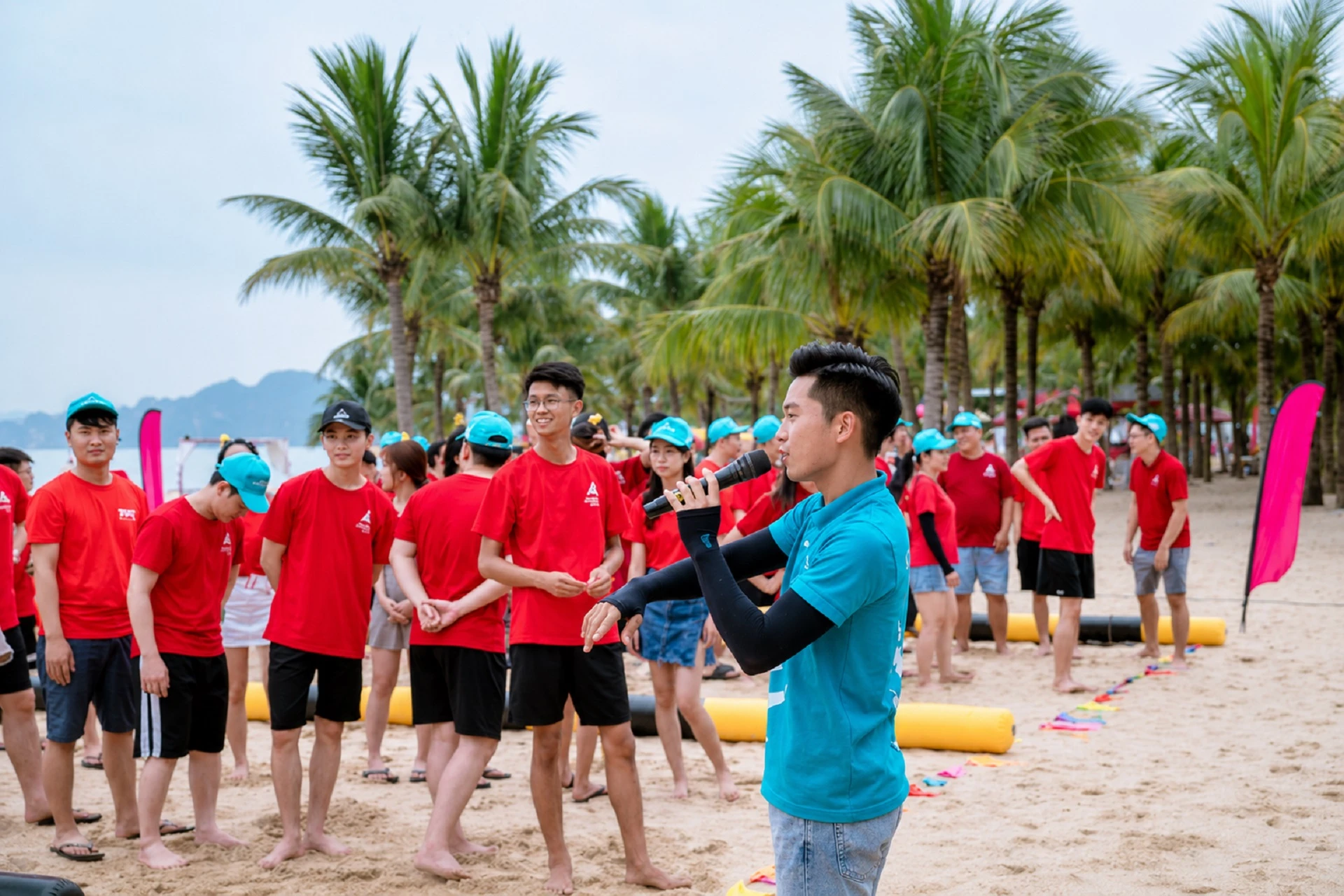 MC điều phối các hoạt động và khuấy động không khí trong kịch bản team building ngoài trời.