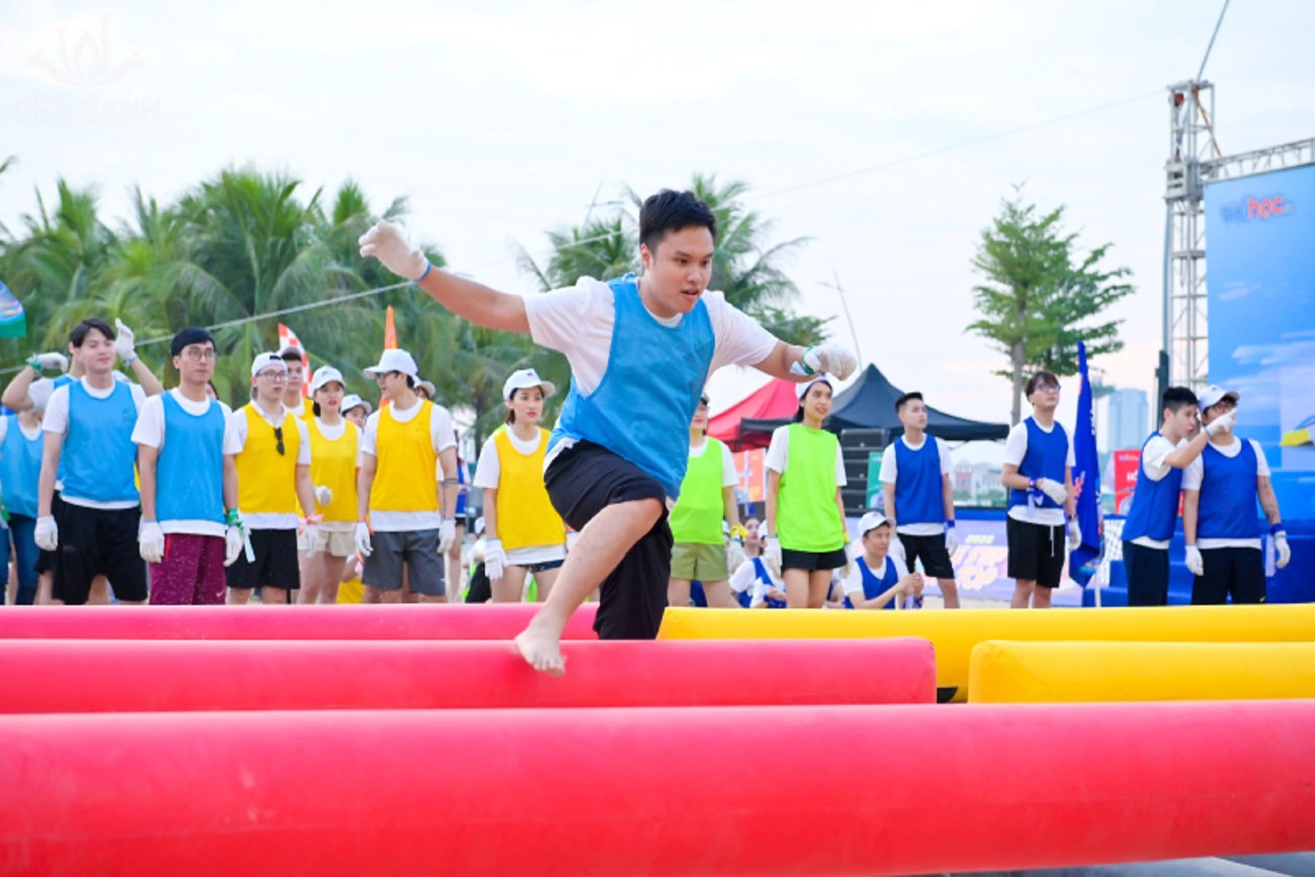 Trò chơi vượt chướng ngại vật hơi và tiếp sức trong chương trình team building trên bãi biển