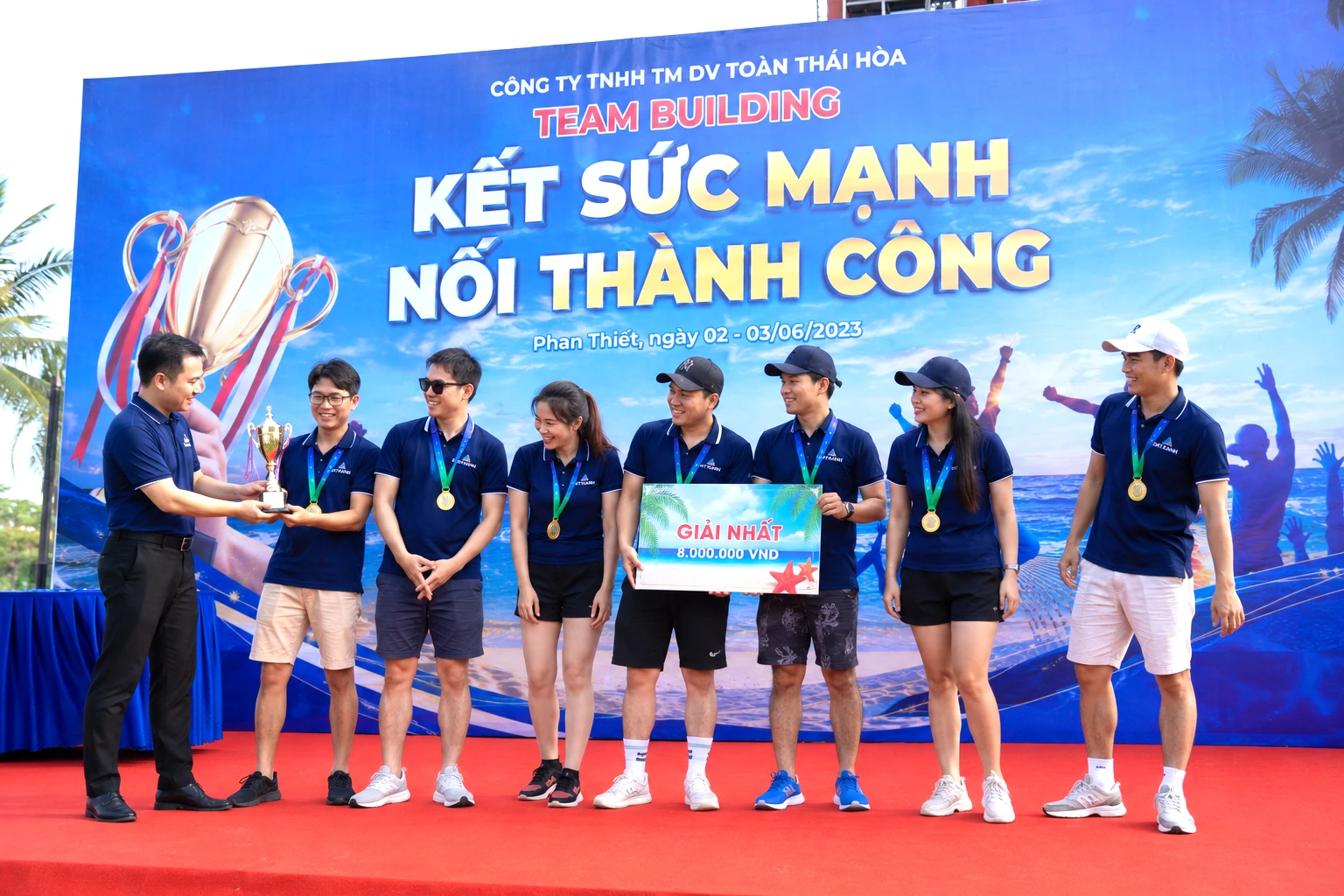 Đại diện doanh nghiệp trao cúp vô địch cho đội đạt giải nhất trong chương trình team building