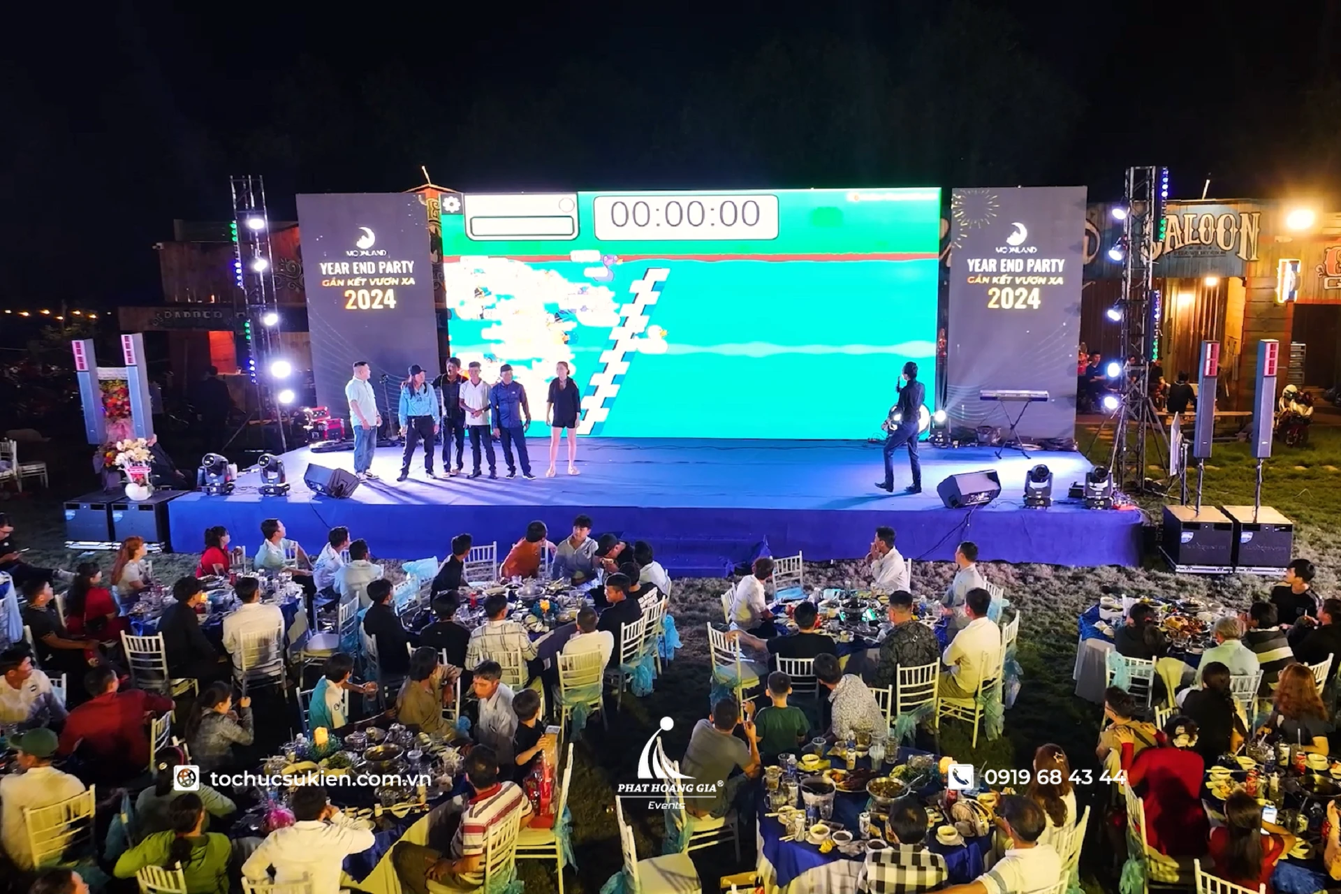 Trò chơi quiz tương tác trên sân khấu gala dinner với khách mời tham gia trả lời câu hỏi và nhận quà