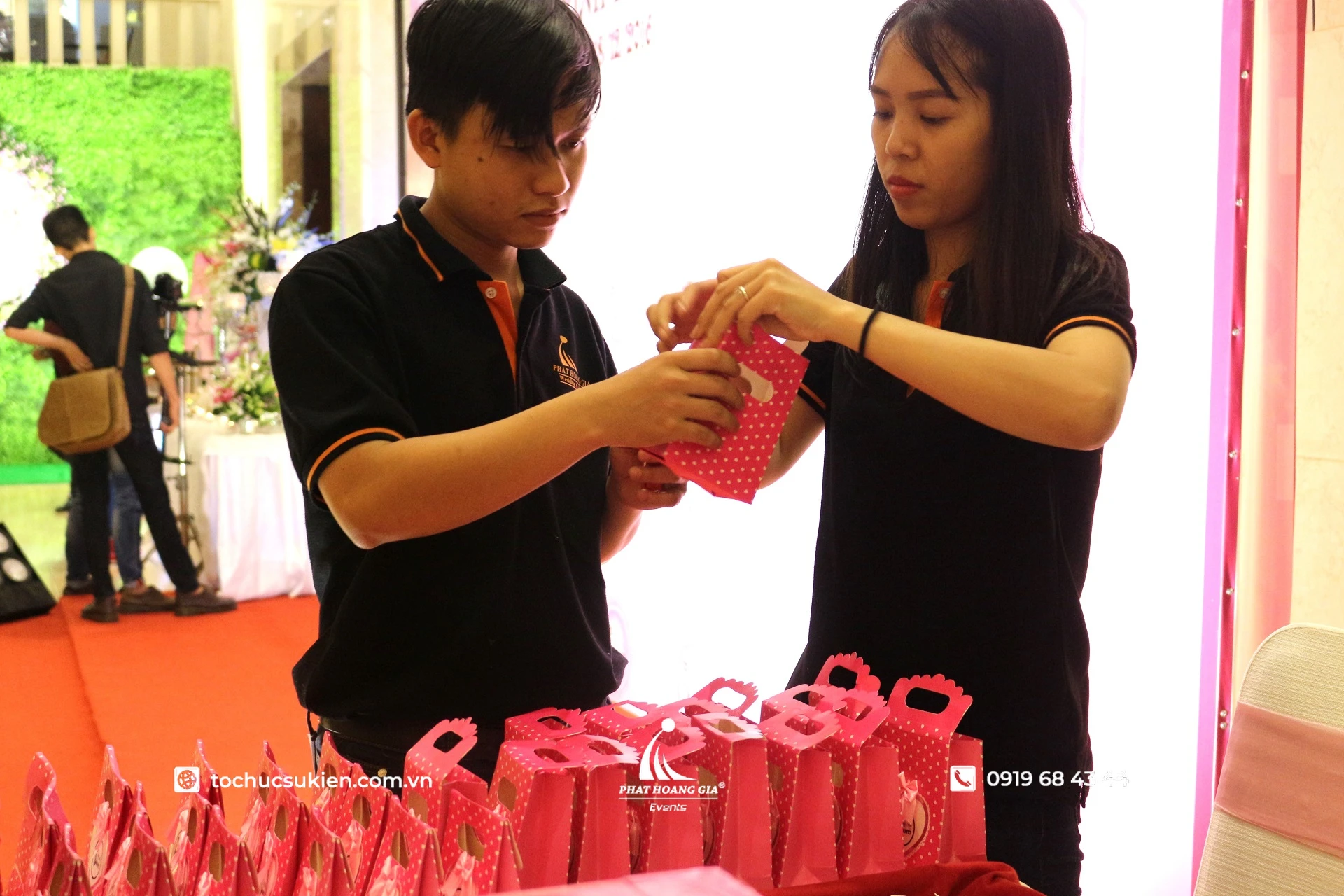 Nhân viên sự kiện chuẩn bị quà tặng cho trò chơi gala dinner tại khu vực đón khách trước chương trình