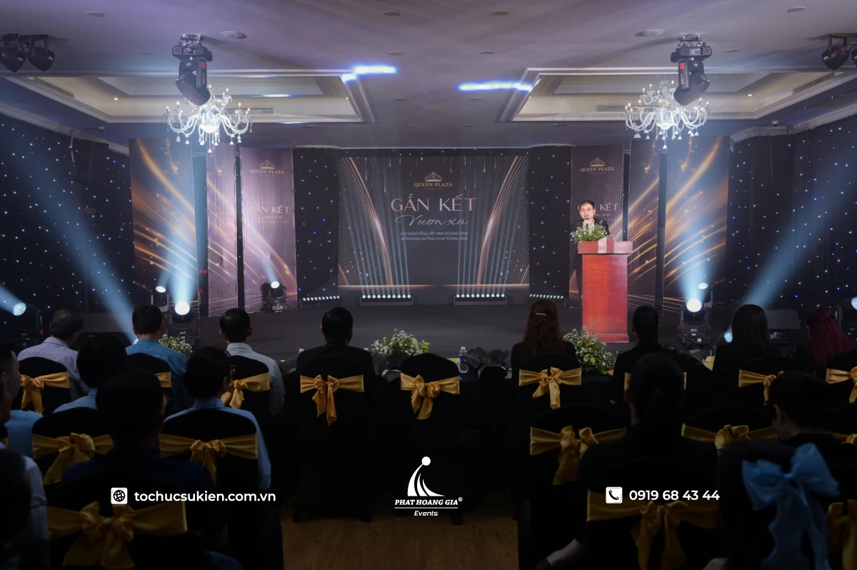 Toàn thể nhân viên lắng nghe bài phát biểu khai xuân công ty từ ban giám đốc