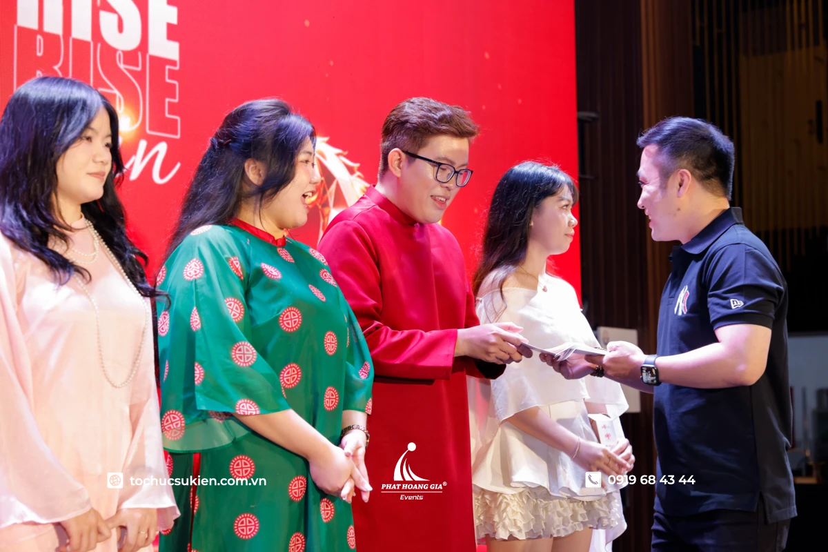 Lãnh đạo trao bao lì xì lộc may mắn cho nhân viên diện áo dài Tết ngay sau bài phát biểu khai xuân công ty