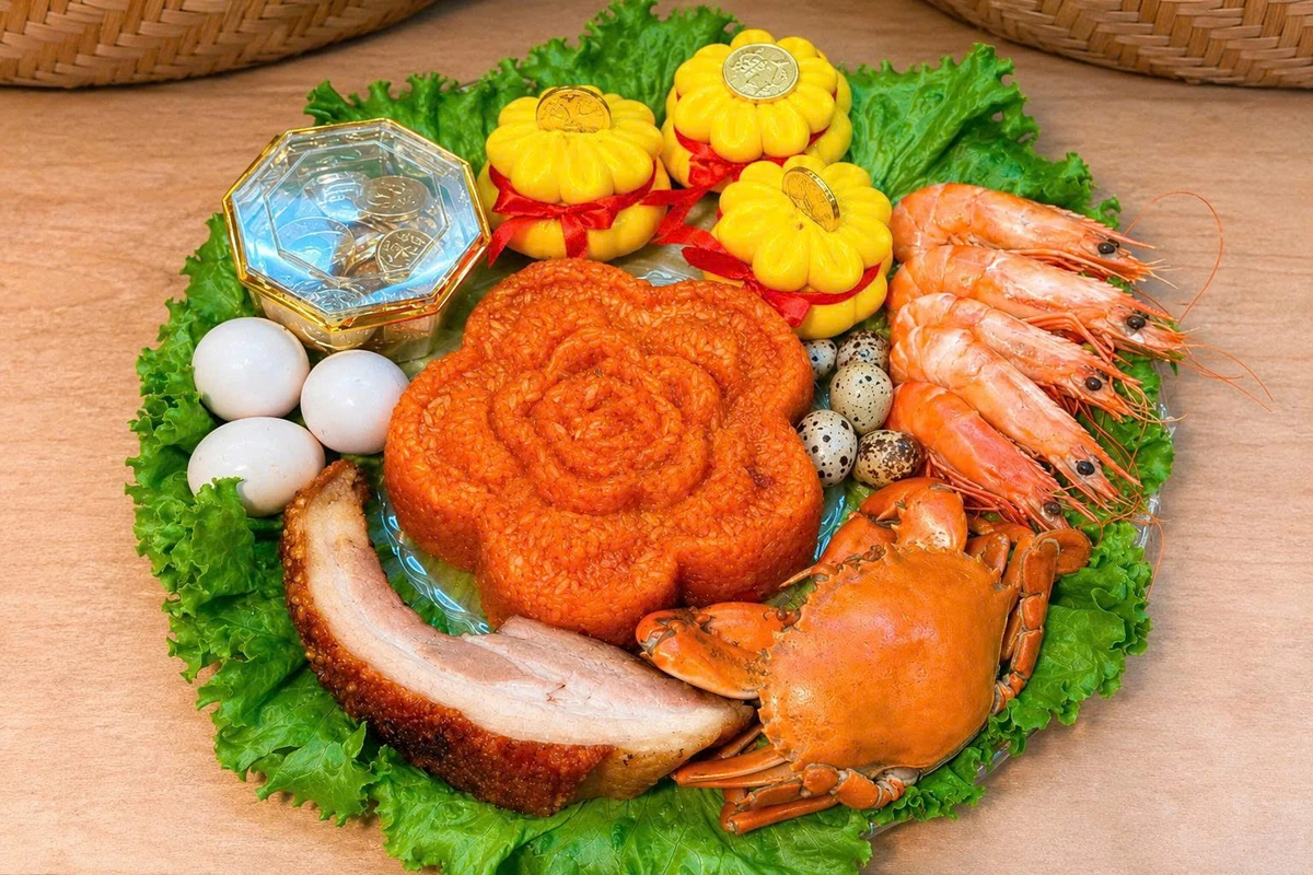 Bộ tam sên kết hợp xôi và các lễ vật truyền thống được bày trí trang trọng trên mâm cúng Thần Tài