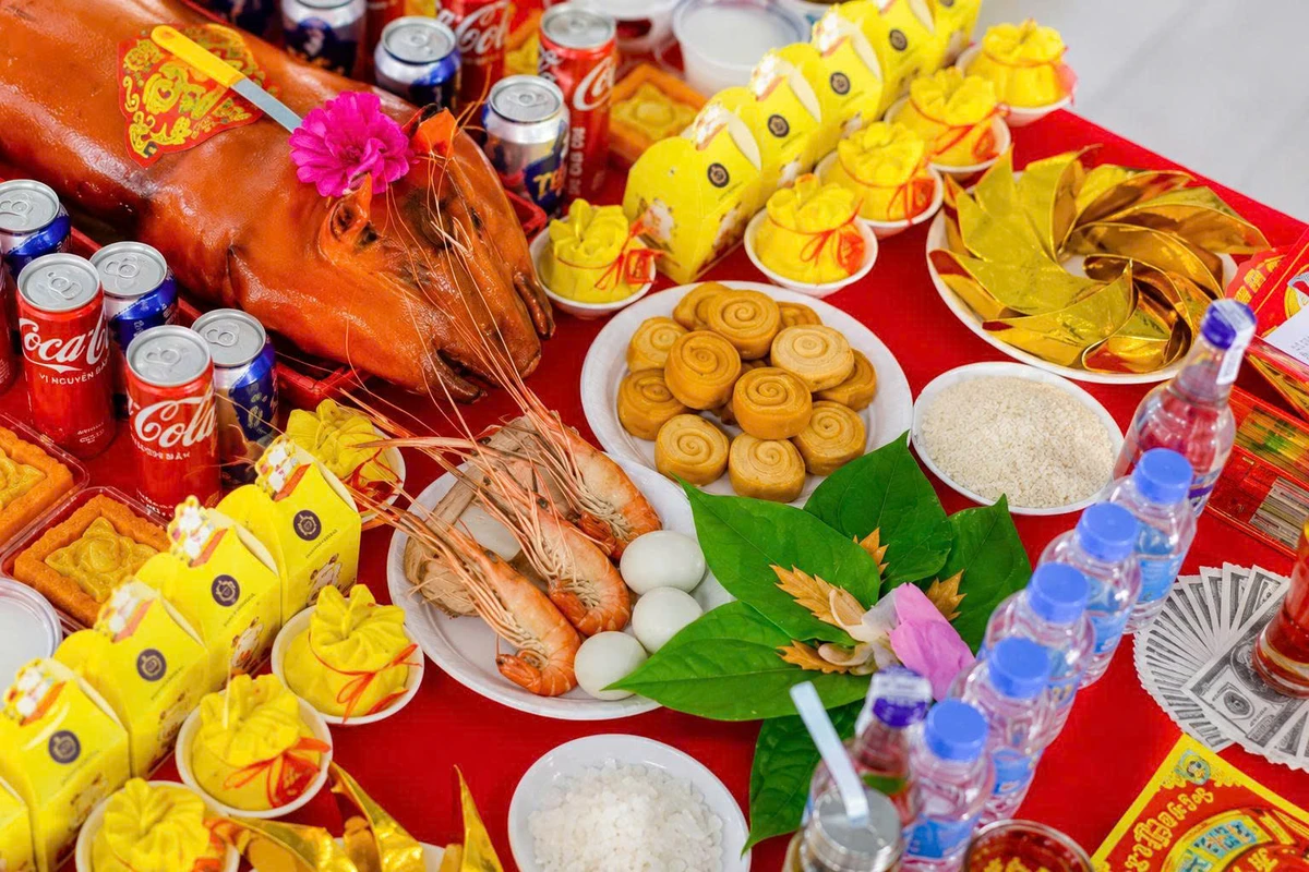 Mâm cúng khai trương được chuẩn bị đầy đủ lễ vật cùng bộ tam sên theo nghi thức truyền thống