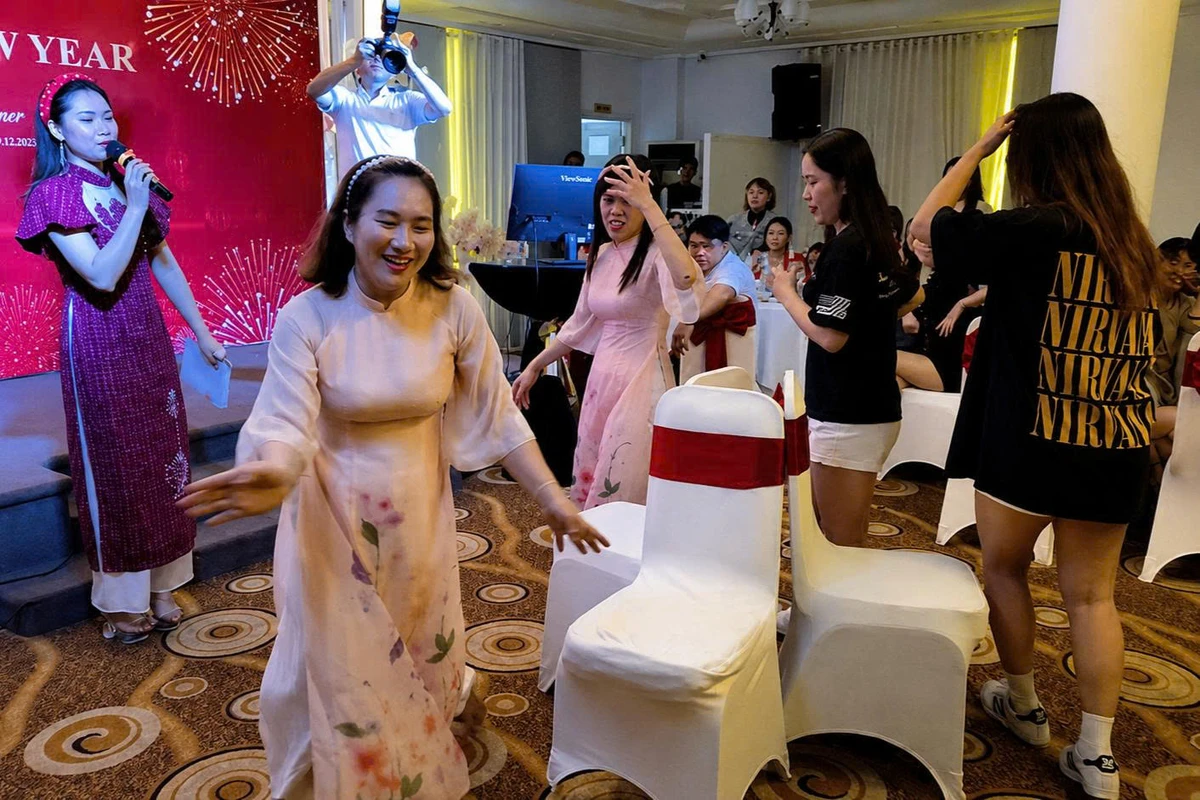 Nhân viên doanh nghiệp tham gia trò chơi vận động quanh ghế trong không gian tổ chức sự kiện trong nhà