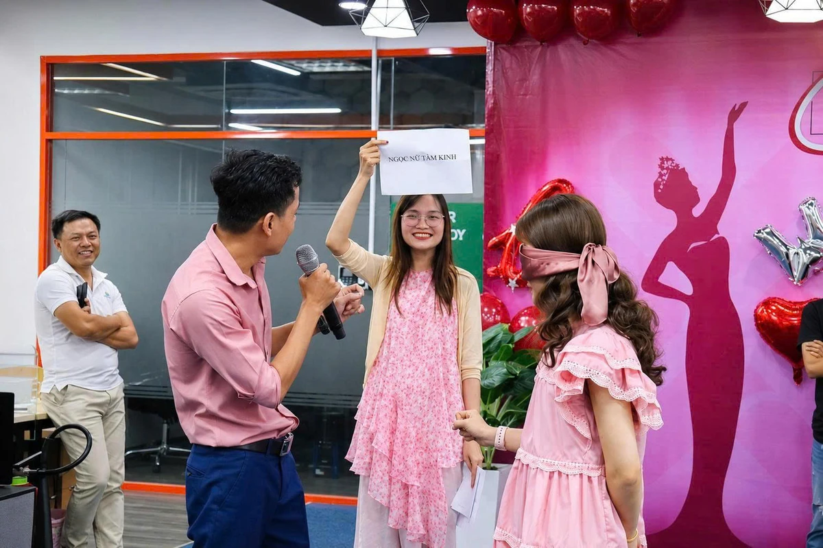 Nhân viên công ty tham gia trò chơi đoán từ khóa với sự hướng dẫn của MC trong chương trình nội bộ
