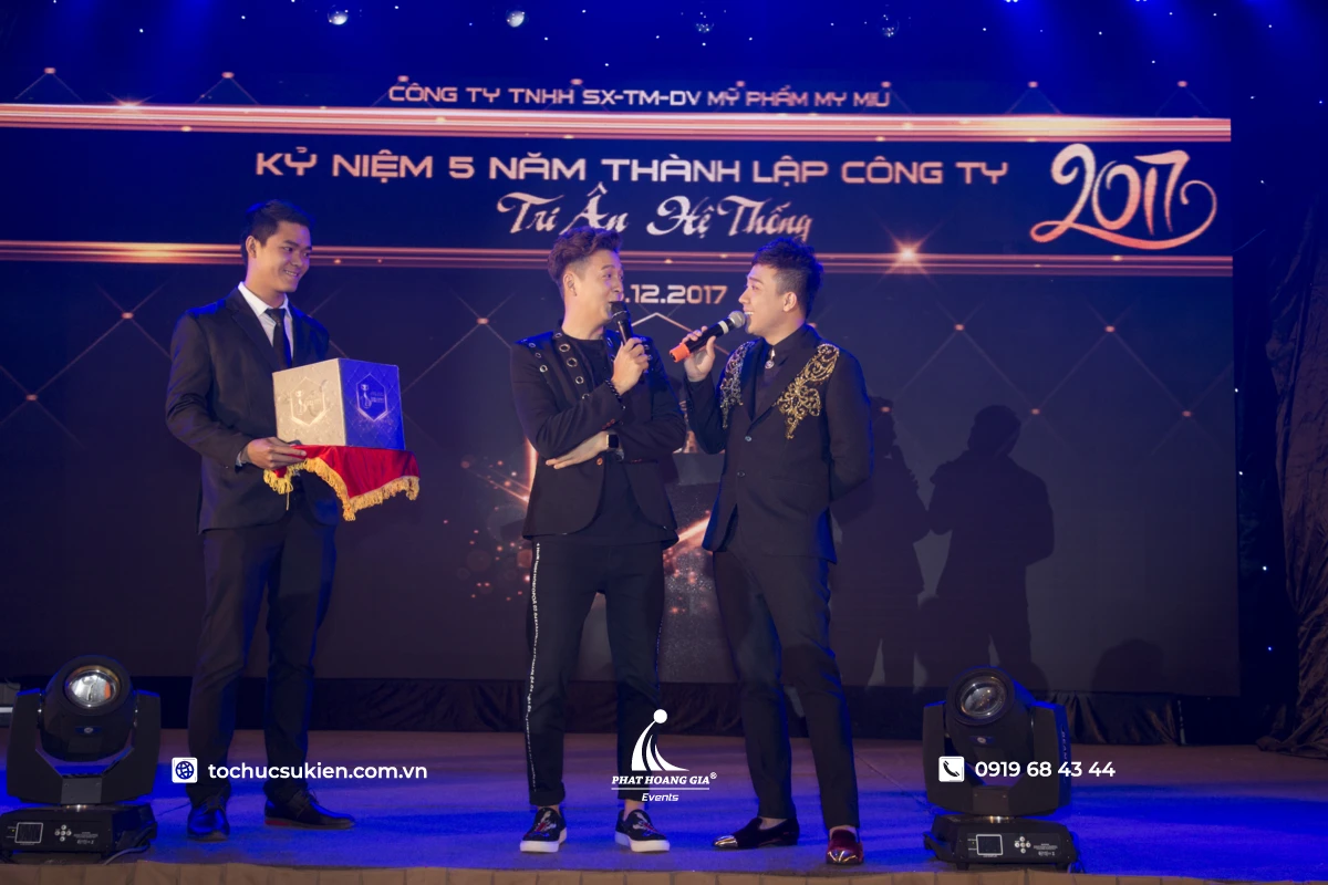 Hình ảnh MC dẫn chương trình bốc thăm trúng thưởng tại sự kiện