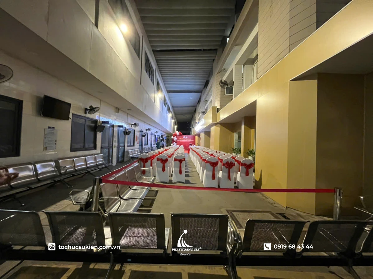 Cho thuê trụ barrier dây kéo đỏ phân luồng lối đi ngăn cách sảnh chờ hành lang với khu vực tổ chức hội nghị