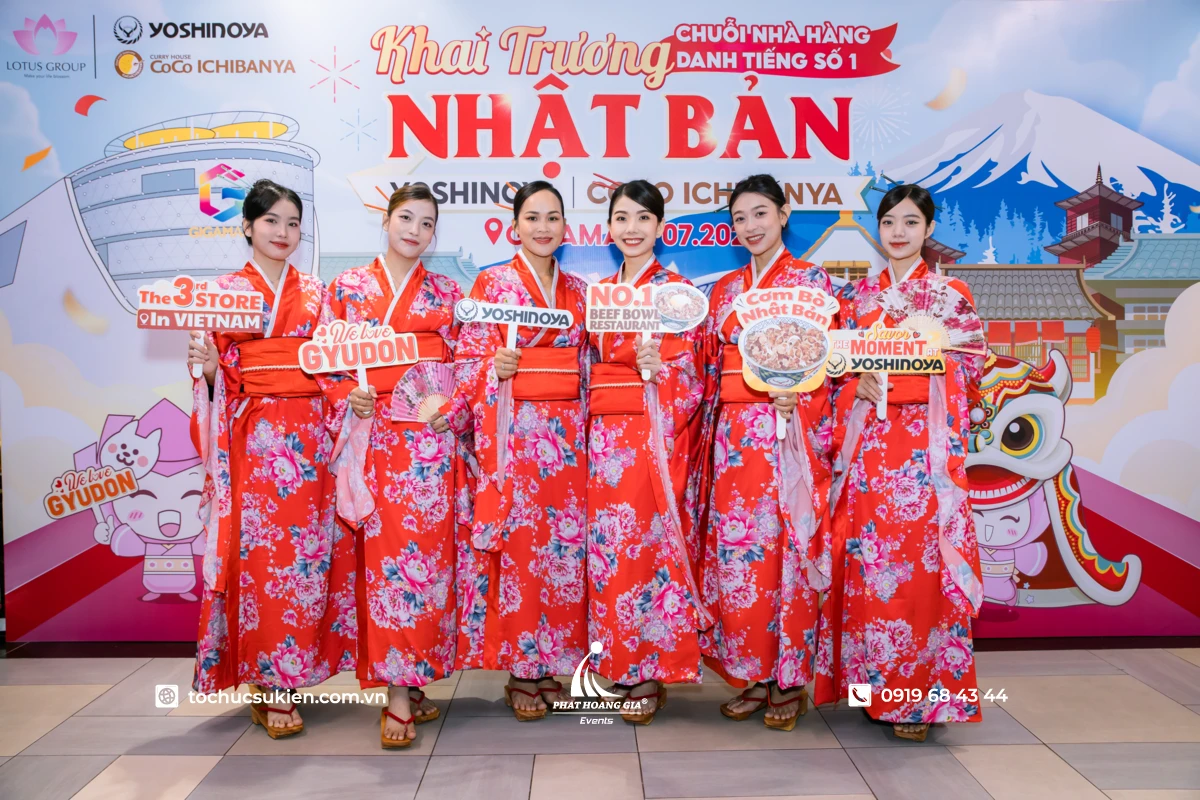 Đội ngũ PG mặc Kimono check in tại lễ khai trương nhà hàng từ dịch vụ cung cấp nhân sự sự kiện