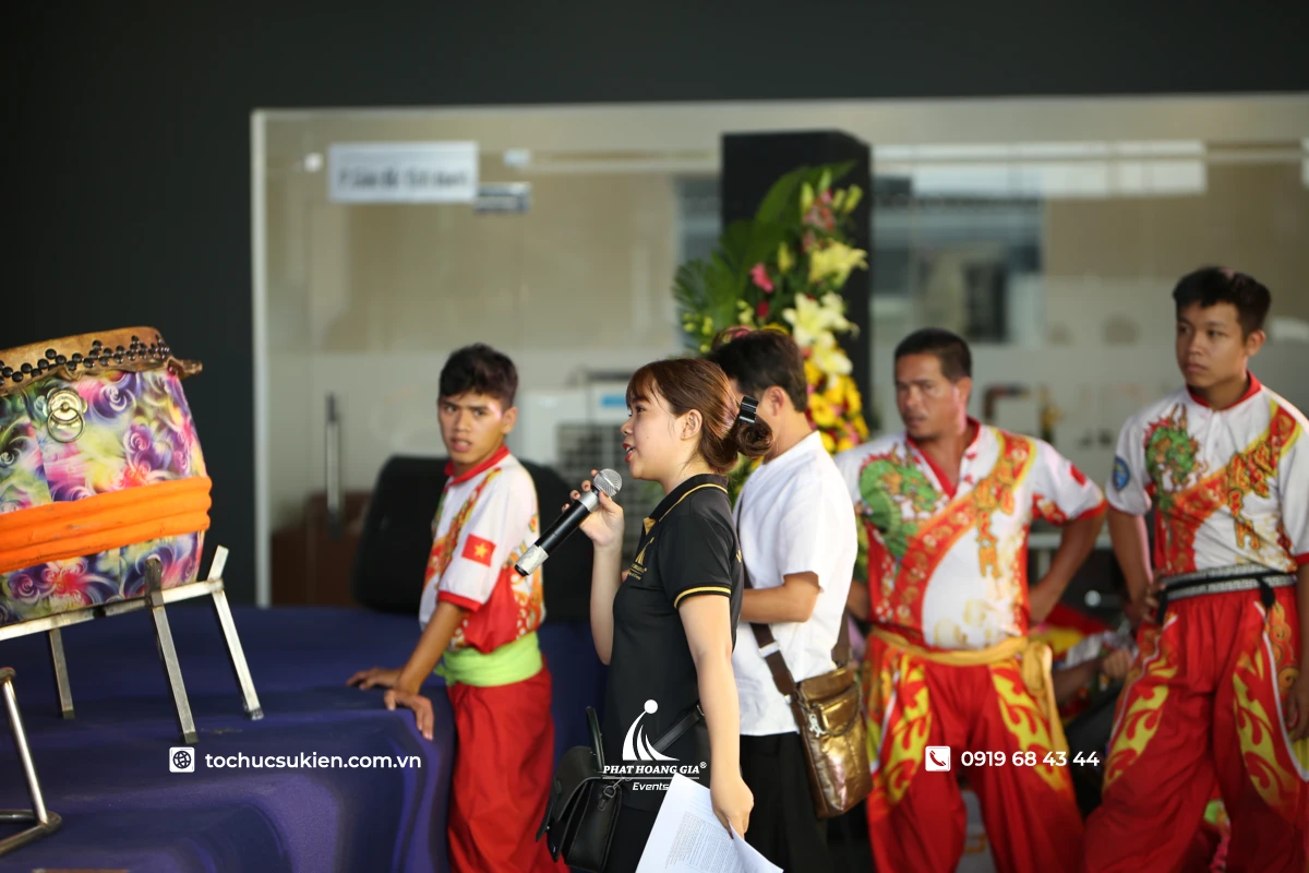 Nhân sự Phát Hoàng Gia điều phối chương trình tổng duyệt trước khi diễn ra sự kiện