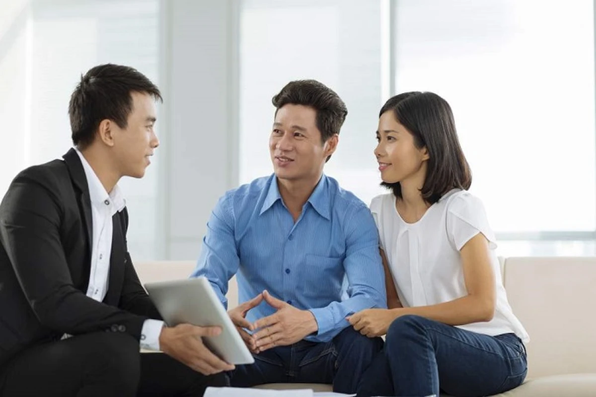 Khách hàng trao đổi với đơn vị tổ chức về các hạng mục dịch vụ trước khi ký hợp đồng đặt tiệc