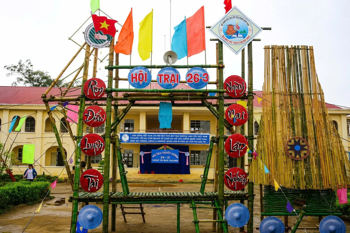Các em học sinh THCS tham gia dựng hội trại chào mừng ngày thành lập Đoàn TNCS Hồ Chí Minh 26/3