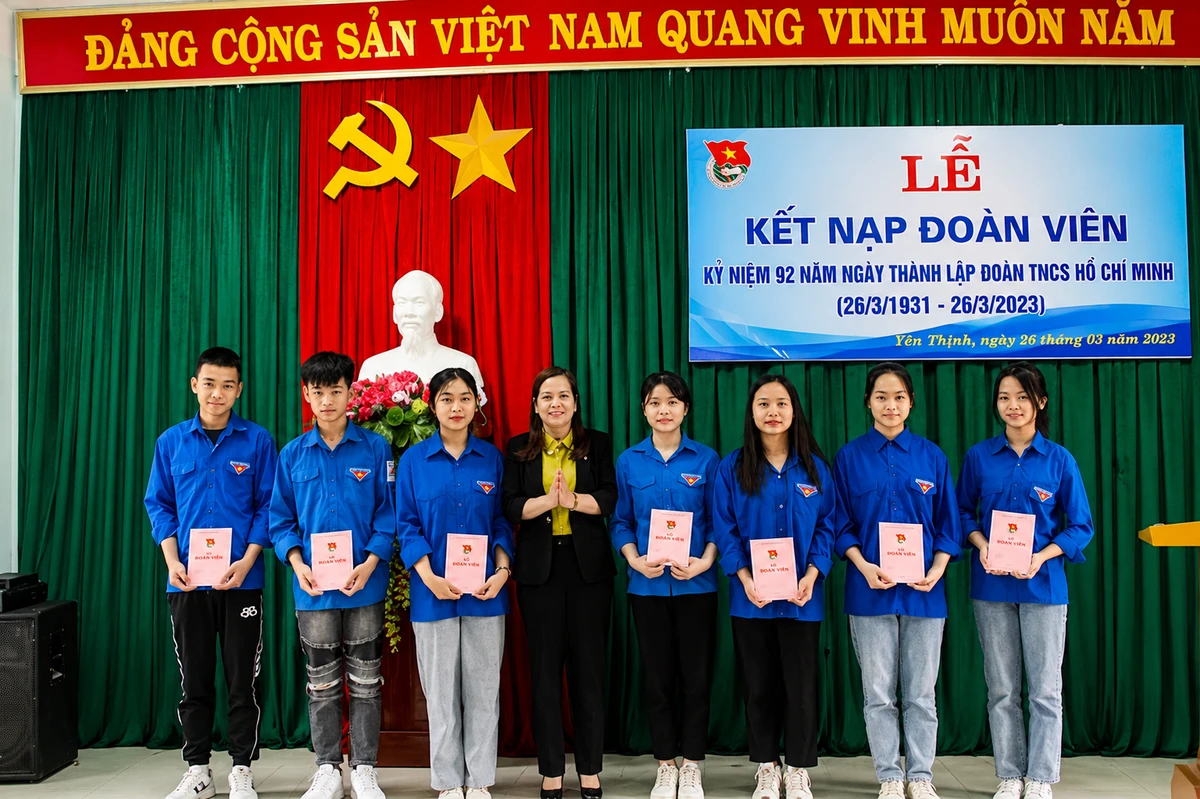 Lễ kết nạp đoàn viên dành cho học sinh THCS nhân dịp kỷ niệm ngày thành lập Đoàn TNCS Hồ Chí Minh 26/3