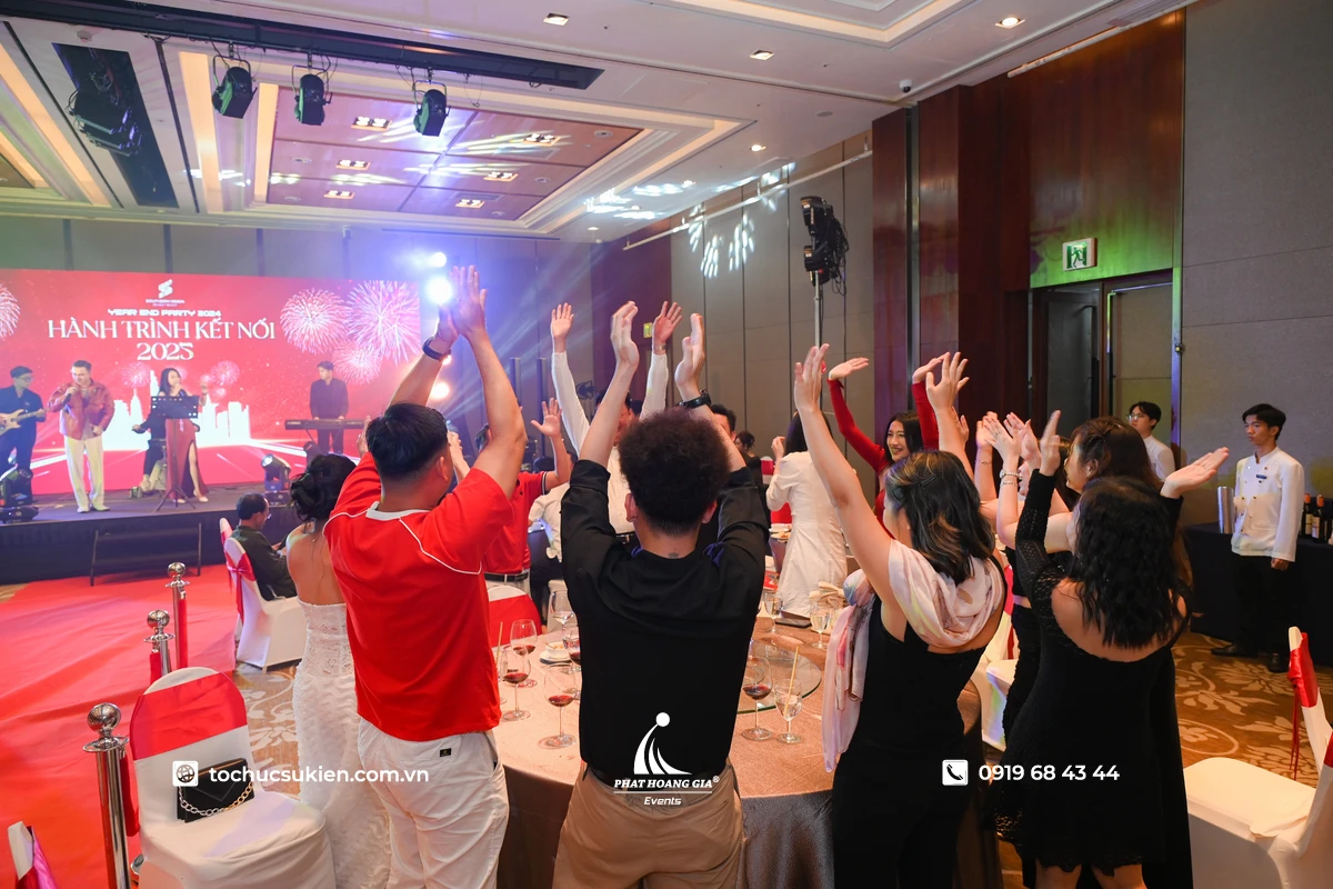 Nhân viên công ty hòa mình vào không khí sôi động của tiệc cuối năm với nhiều hoạt động giao lưu và giải trí hấp dẫn