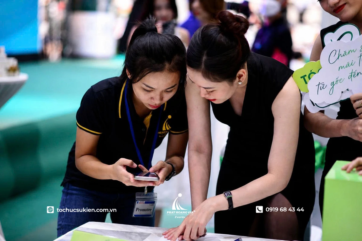 Đội ngũ marketing thảo luận phương án ra mắt sản phẩm mới với kế hoạch truyền thông và chiến lược tiếp cận thị trường