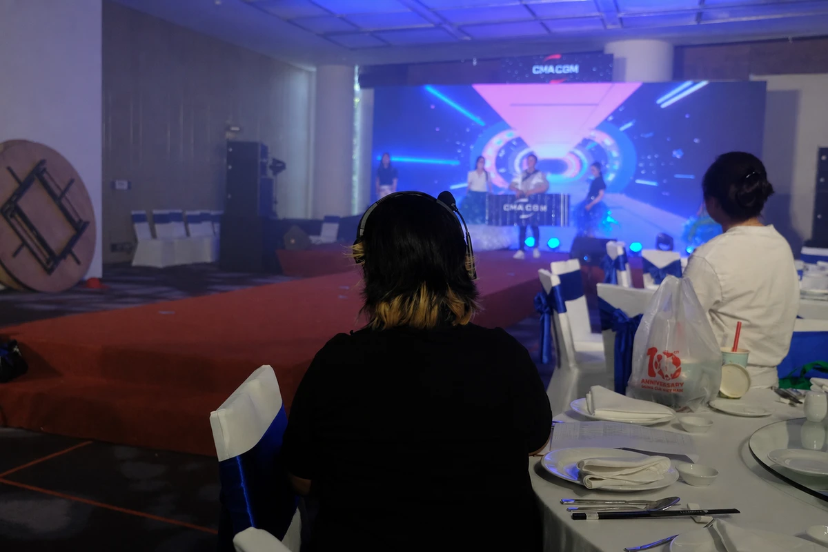 hực tập sinh sự kiện theo dõi buổi rehearsal của chương trình để quan sát quy trình vận hành, phối hợp giữa các bộ phận và nắm bắt diễn biến thực tế trước giờ diễn ra sự kiện