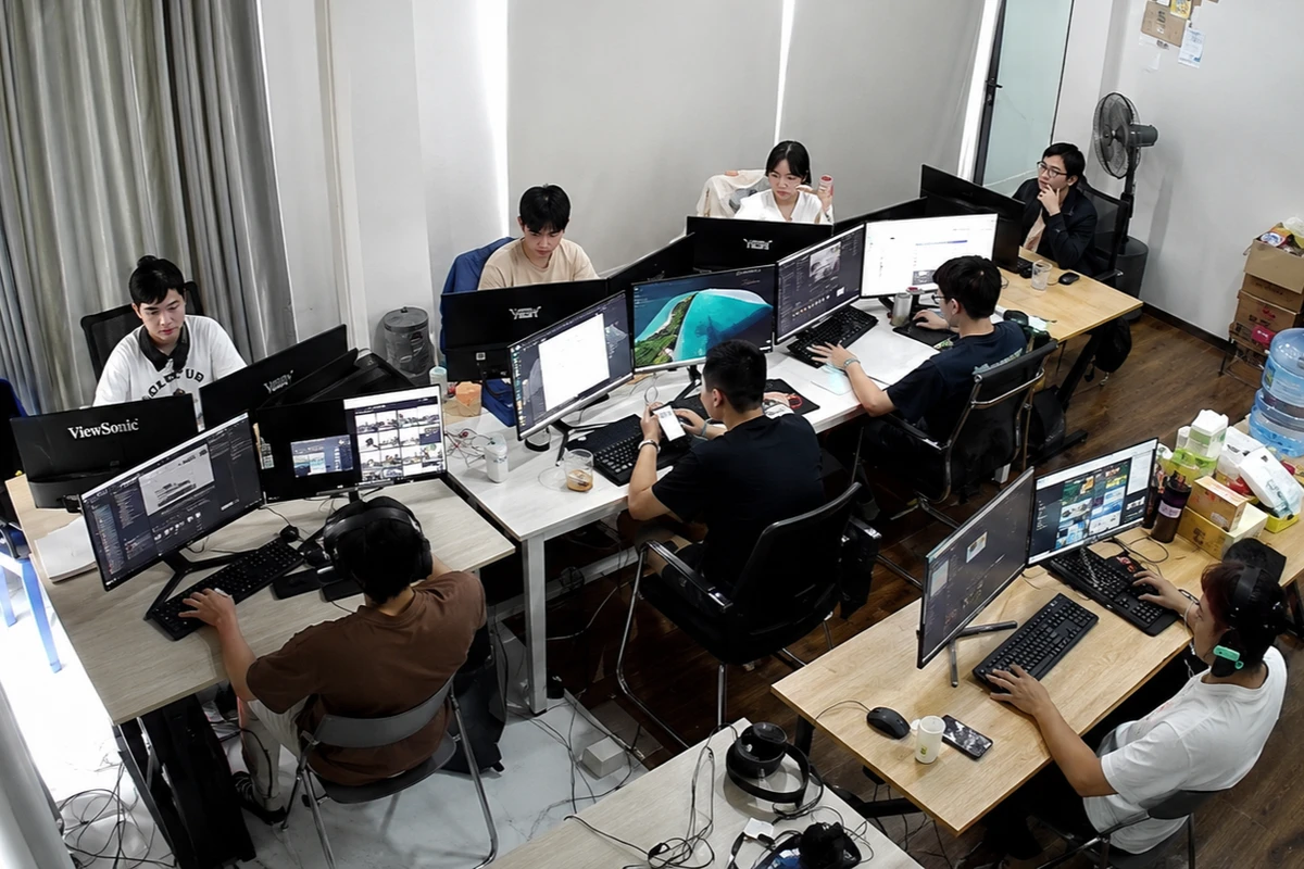 Đội ngũ marketing và thực tập sinh sự kiện đang làm việc tại văn phòng, thực hiện các đầu việc chuẩn bị cho dự án và sự kiện sắp tới