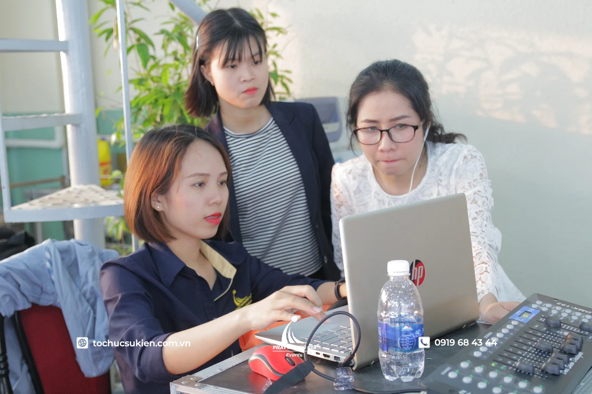 Thực tập sinh event được hướng dẫn sử dụng các công cụ và quy trình làm việc trong lĩnh vực tổ chức sự kiện tại khu vực điều hành chương trình