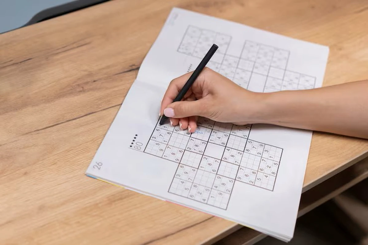 Nhân viên tham gia trò chơi Sudoku trong giờ giải lao, rèn luyện tư duy logic và khả năng tập trung
