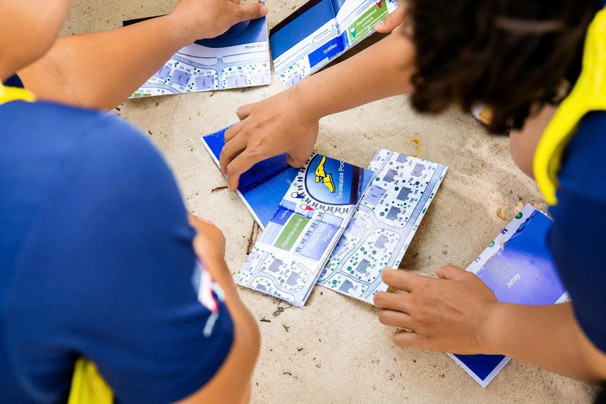 Nhóm nhân viên cùng phối hợp giải mật mã trong hoạt động team building, thể hiện khả năng tư duy 